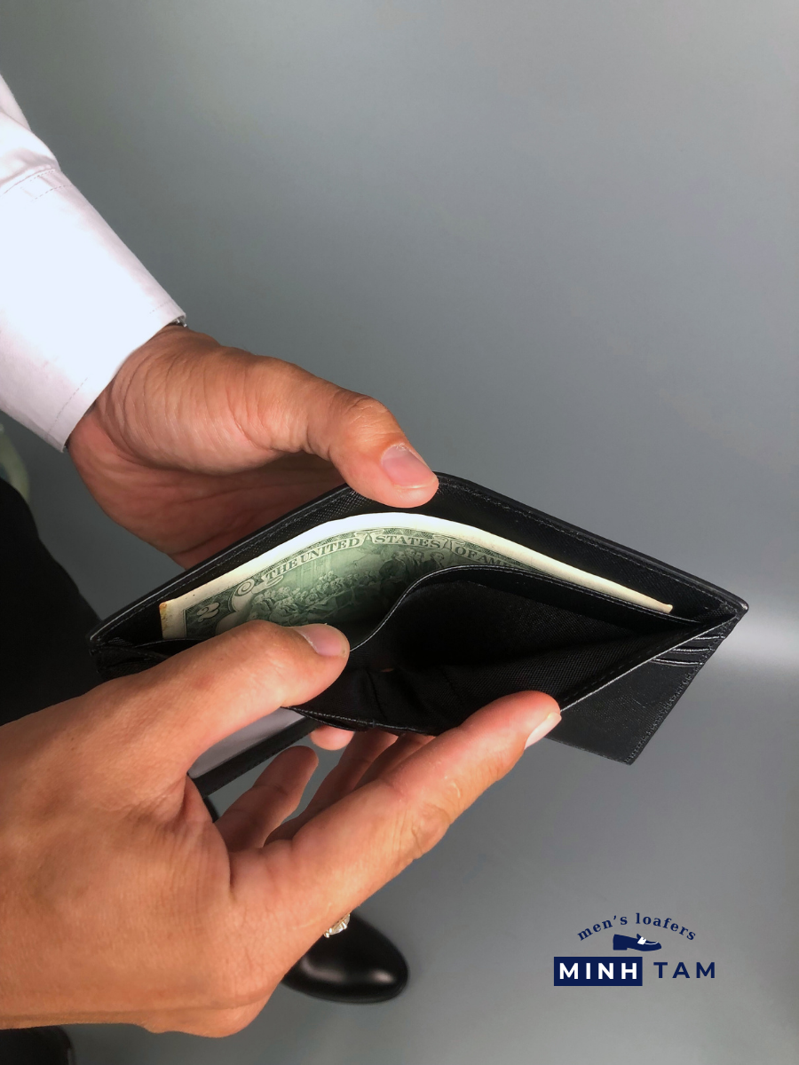 Saffiano WLEVER01 Vertical Leather Wallet – Sophisticated in Every Detail